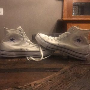 White high top converse chuck Taylor’s